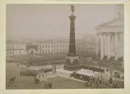 колонна славы у троицкого собора. Смотреть фото колонна славы у троицкого собора. Смотреть картинку колонна славы у троицкого собора. Картинка про колонна славы у троицкого собора. Фото колонна славы у троицкого собора